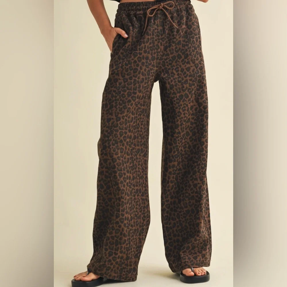 Stylish Leopard Print Wide-Leg Pants - Picture 2 of 3